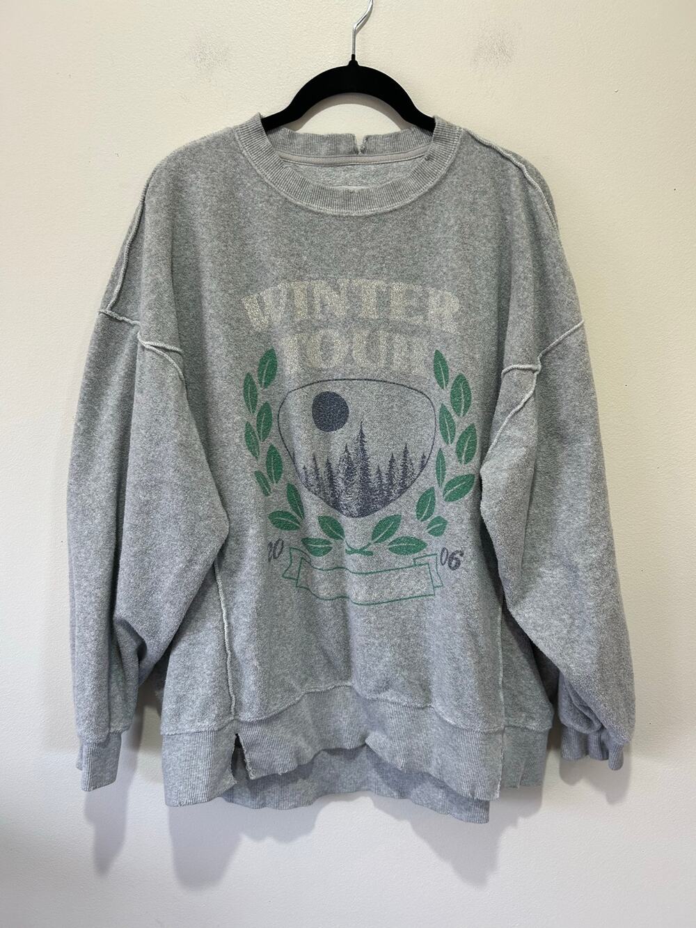 Aerie Winter Tour 2006 "Cold as Ice" oversized distressed sweatshirt size M grey